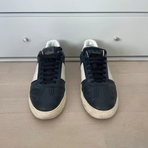 Valentino flycrews - 43 i den mest eftertraktade färgen! Skorna är använda väldigt försiktig och är i väldigt bra skick utom en nit som saknas! 