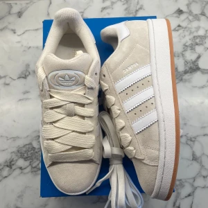 Adidas Campus 00s ”Wonder White Gum” - Helt nya och oanvända Adidas Campus 00s ”Wonder White Gum”. Storlek: 38.  Pris: 1400+frakt. Skicka ett meddelande vid intresse! 