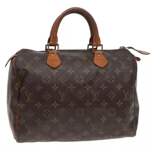 Louis Vuitton Speedy 30 - Louis Vuitton Speedy 30. Ett måste i väskkollektionen! Bra storlek för både vardagsbruk och resor. Perfekt att använda som skol-/arbetsväska. Speedy ger en touch av lyx och stil till varje outfit.