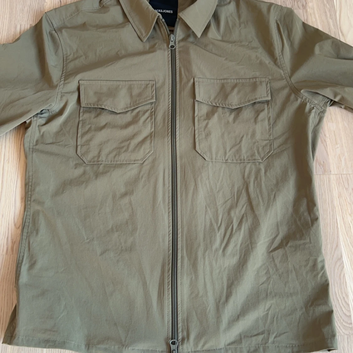 Olivgrön overshirt från Jack & Jones - 90
