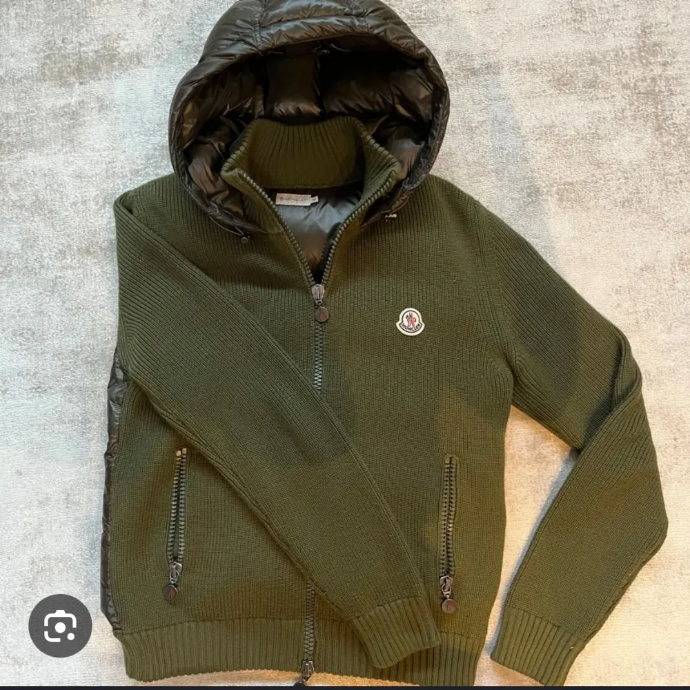 Söker denna moncler cardigan i storlek S eller M hör av er om ni har en!!! Alla färger funkar!! . Jackor.