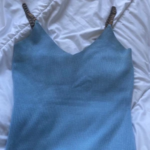 blå tröja  - Säljer den blå top som är använd bara några gånger i storlek S. 