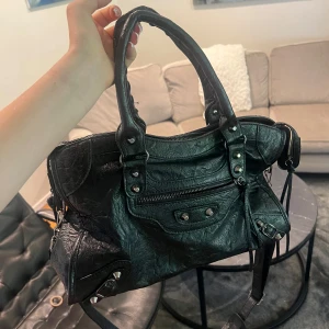 balenciagaliknande väska - Bara använd några få gånger och spegel medkommer, fråga görna om det är nåt!💕