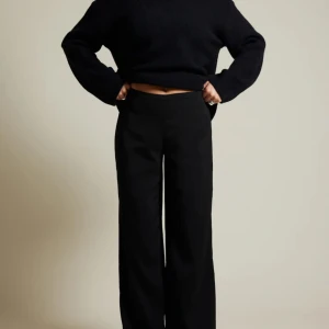 Svarta kostymbyxor - Kostymbyxor från bikbok som är i lite ”pösigare” Skulle säga normal midja Superfina på (små i storleken) Väldigt sparsamt använda, så fint skick Dragkedja på sidan av midjan Säljes pga tyvärr ej passar längre  Två första bilder lånade Nypris 500kr