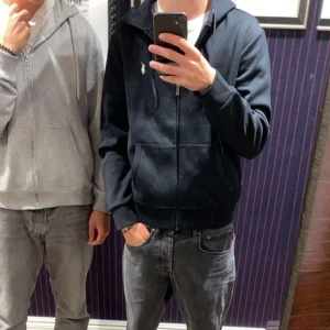 Ralph lauren zip - Hej! Säljer nu min Ralph lauren zip som jag köpte för två år sen i Göteborg. Säljer den då den tyvärr har blivit för liten. Pris kan diskuteras! 