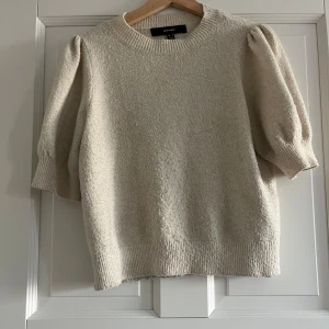 Kortärmad stickad tröja  - Säljer en beige kortärmad stickad tröja 