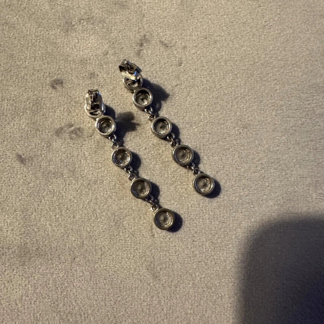 Silverfärgade örhängen med glittrande stenar - 92