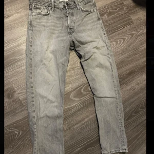 Jack & Jones jeans! - Ett par grå Jack & Jones jeans. skick 7/10  börjar bli för små för mig! Men annars är dem skit goa och sitter fortfarande skit bra. Storlek w28/L30. Skriv om ni har några frågor!!