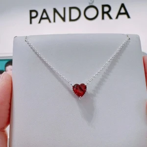 Pandora Halsband Sterling Silver - Halsbandet = 500kr. Knappt använd då jag använder mest guld smycken, har tyvärr INTE boxen kvar :(