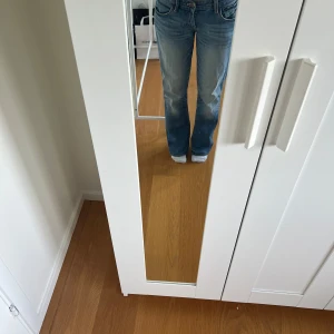Low waist straight - Säljer dessa as coola jeans från Loyal, skriv för fler bilder. Jätte bra skick och inga hål eller liknande
