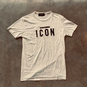 Dsquared2 t-shirt  - En tvär fet DS2 t-shirt i bra skick🤩🤩 T-shirten är i storlek XS🥳 Nypriset på denna tröja är 4000kr🎉🎉🤩🤩 Trots de så säljer jag den för ändats 320kr🤑🤑💸💸 Skriv till mig vid minsta fundering!!😉😉💸💸