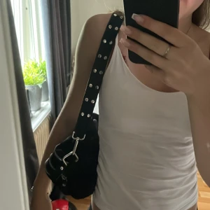 axelremsväska  - jättebra skick! knappt använd. man får med 2 st band som går att ta av, ett längre o ett kortare som man kan se på bilden. skriv om ni har frågor 🥰 pris kan diskuteras !