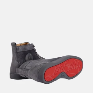 Grå Louboutins i mocka - Säljer ett par snygga grå Christian Louboutins i mocka. De har en stilren design med snörning och en bekväm passform. Perfekta för både vardag och fest!