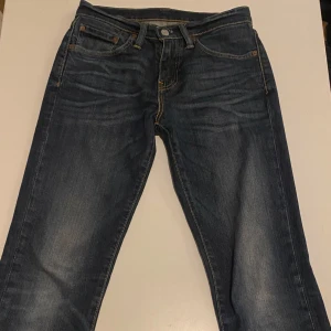 Levi's 511 jeans - Säljer ett par snygga Levi's 511 jeans i klassisk blå denim. De har en slim passform och är i bra skick. Perfekta för både vardag och fest! 🕺