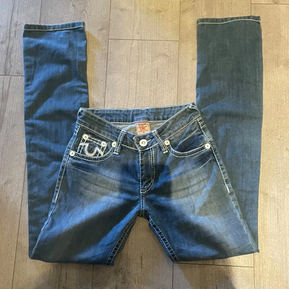 As snygga lågmidjade jeans från true religon i strl 30, skulle säga att de är xs. Jeans & Byxor.