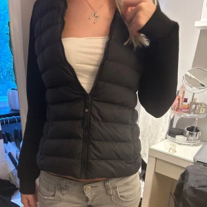 Cardigan  - Använd någon gång, så i väldigt bra skick. Köpt på pondus för 1699kr och märket är rock and blue.