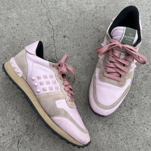Valentino sneakers - Säljer nu dessa Valentino rockrunner sneakers i storlek 35. Självklart är de äkta men har tyvärr inte kvittot eller boxen kvar. Hör av er ifall ni har några frågor eller vill ha fler bilder🌸
