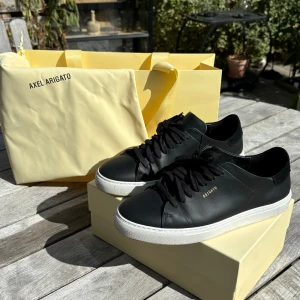 Axel Arigato skor skinn - Använt några gånger, 8/10 i skick, nypris 2450kr, pris kan diskuteras 