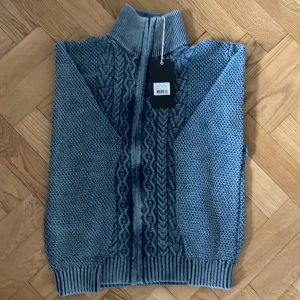 Sea Ranch Cardigan - Tja, säljer den otroligt feta och sköna tröjan från Sea Ranch som passar perfekt till hösten om man vill vara både varm och snygg. Den är aldrig använd och har tagsen kvar! Orginalpris ca 650kr. Mitt pris 350kr. Vid frågor, tveka inte på att skriva