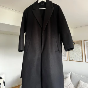 Kappa - Lång svart kappa från Vero Moda storlek S. Som visas på bilderna är den i anvönt skick men ändå helt fungerande skick!💗