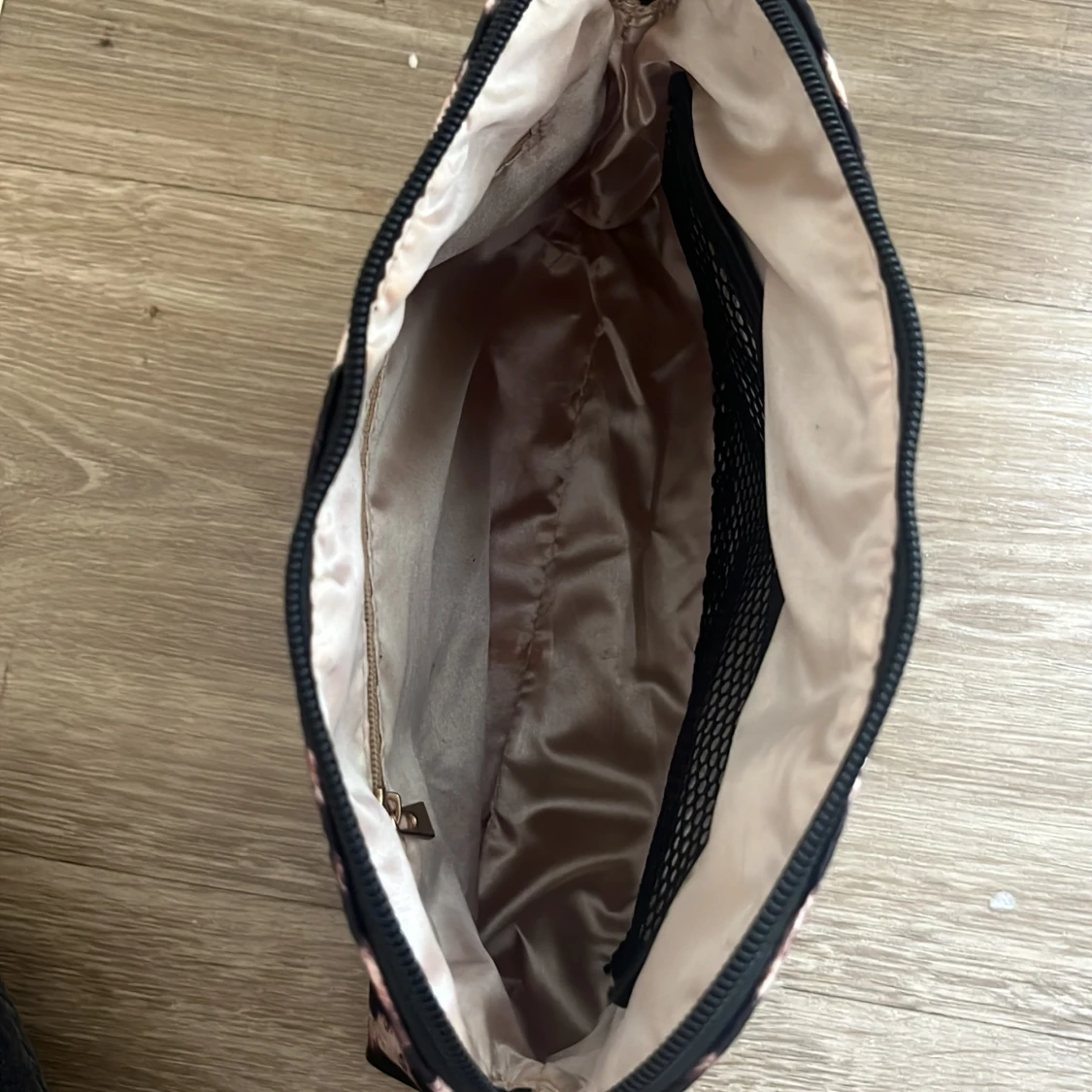 Jag säljer än sminkväskan med leopardmönstrad - 92