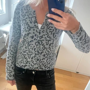 Stickad kofta - Storlek m men passar mig som är en s