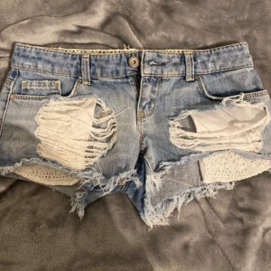 Lågmidjade jeans shorts  - Assnygga jeansshorts med låg midja, ganska små i storleken. midjemått: 36/37 cm.💞