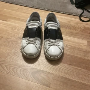 Valentino open - Säljer nu mina gammla valentino opens. Skorna har öppnats lite vid tårna men går att fixas hos en skomakare, annars är skorna i bra skick och kan nog användas ett tag till. Ny pris ~ 7000kr mitt pris 599kr. Hör av er vid frågor eller funderingar!