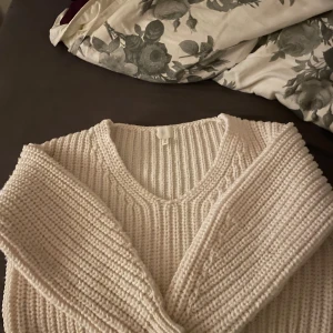 Stickad vit tröja - Vit stickad tröja i storlek M men passar jättebra till folk som vill ha XS och S. Passar jättebra med ett par svarta kostymbyxor. Köptes för ca 300 kr. Kontakta mig gärna privat om ni är intresserade. Finns även andra kläder ute om ni är intresserade