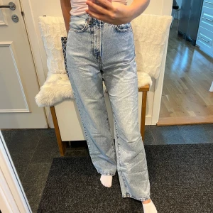 Ljusa jeans med hög midja - Säljer ett par ljusa jeans med hög midja och rak passform. De är perfekta för en avslappnad stil och passar till det mesta. Jeansen har en klassisk design med fem fickor och knappar framtill. Perfekta för både vardag och fest!