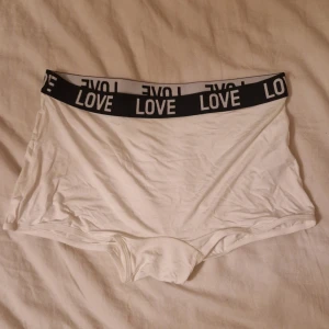 Vita shorts - Vita shorts 🤍 kag vet att dem ser jötte små ut men de passar jätte fint o passar som mini shorts