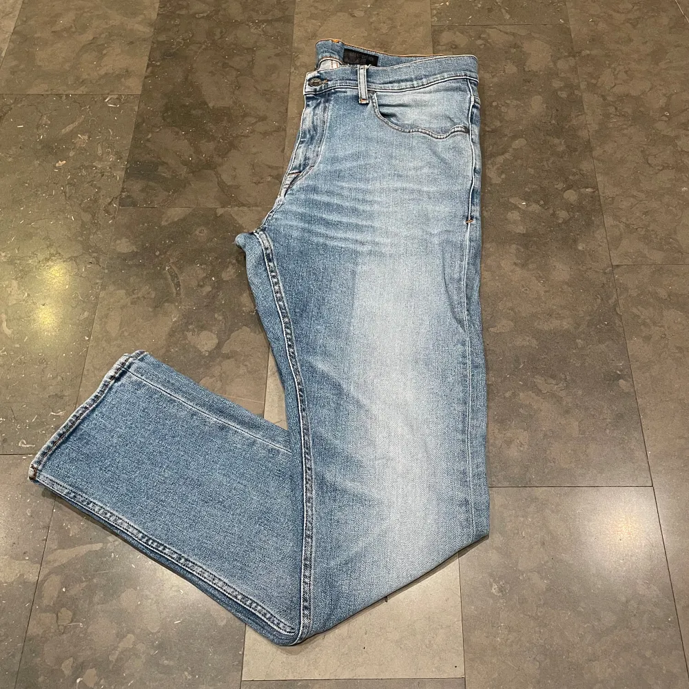 Säljer dess jeans som är i bra skick men har använts en del. Många användningar kvar att ge. Schyssta och mitt pris är endast 299kr.  Hör av dig vid frågor. Jeans & Byxor.