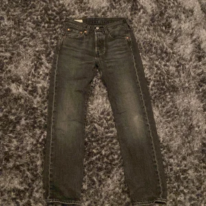 Levis 501 - Hej säljer ett par Levis 501 i storlek 28/30. Dem är i nyskick, kanske använda ungefär 4-5 gånger. Köpta för 1100 kr på Levis butiken. Hör av er vid frågor👍