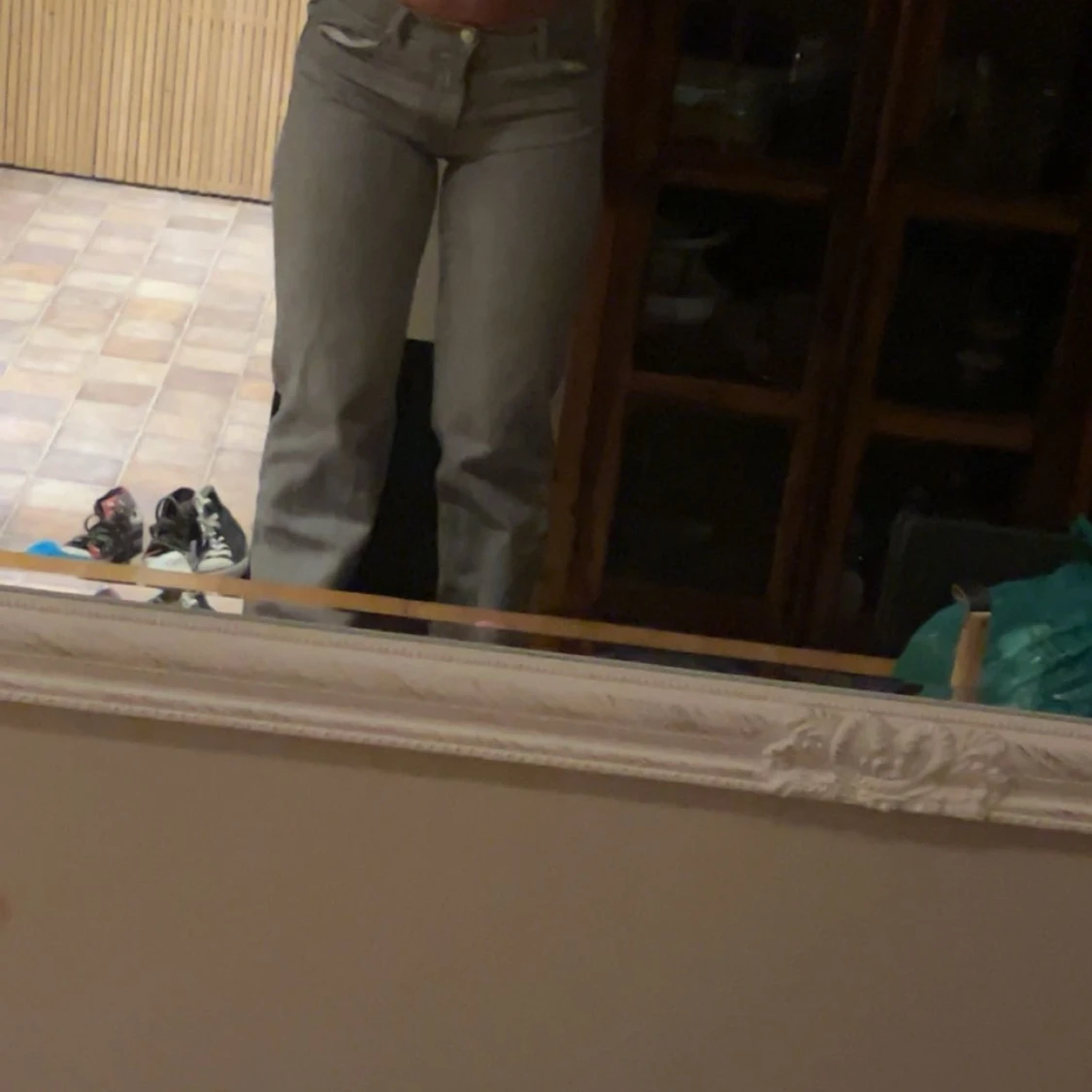 LÅGMIDJADE RAKA GINA TRICOT JEANS LJUSGRÅ