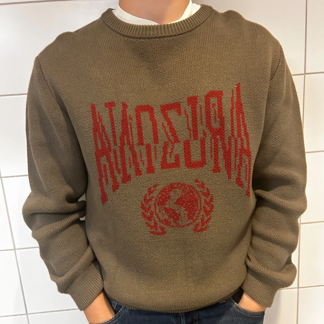 Brun stickad tröja med rött tryck