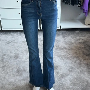 Flare/bootcut jeans😍🎀 - Tjooo💗 jag säljer ett par jeans som jag köpte i Paris från affären Bershka❤️ säljer för att dom e för korta (tycker jag) PS ni ser storleken på sista bilden 💕och tveka inte att ställa frågor 💗