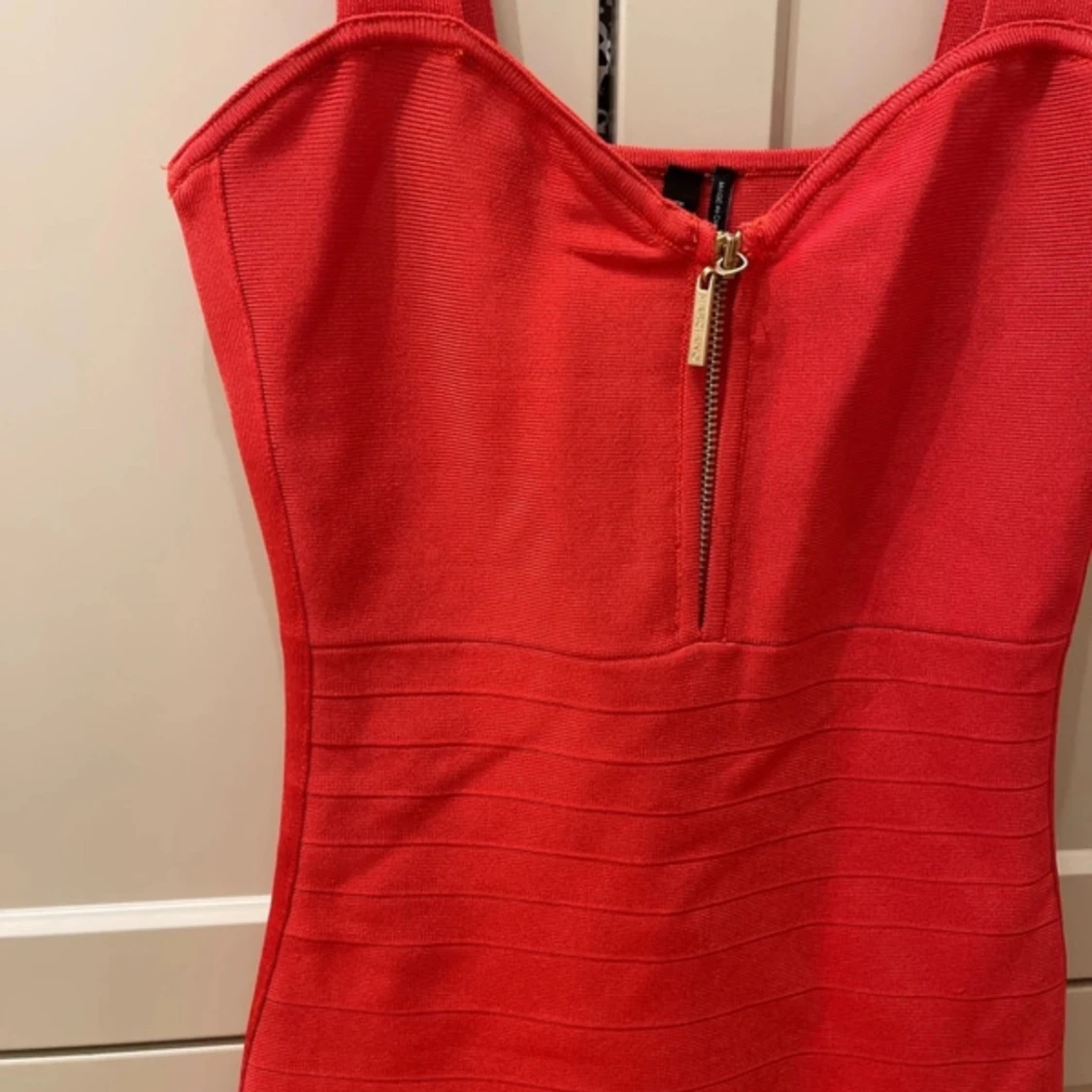 Röd klänning med dragkedja - 90