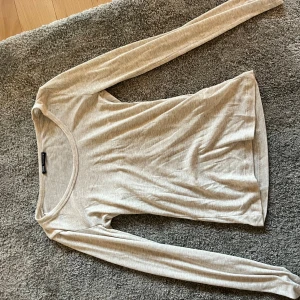 Beige Zara Topp - Säljer den här snygga toppen från Zara jag har knappt använt. Den är lite genomskinlig som intimissimi topparna. Jätte skön men ska sälja för att jag inte använder den. Skriv om ni är intresserade 😇