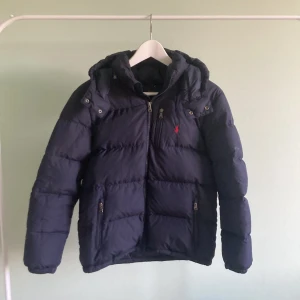 Ralph Lauren Jacka - Hej jag säljer en riktigt snygg ralphlauren jacka som är perfekt för när det börjar bli lite kallare storleken passar dig som är 14-16 år hör gärna av er vid frågor 🌟