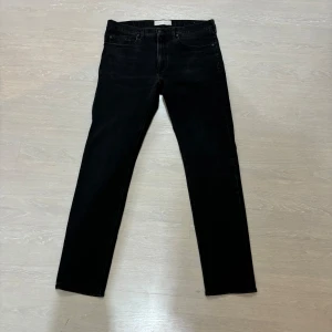 Jeanerica TM005 jeans - Urtvättade svarta jeans/gråa Jeanerica TM005. Mycket bra skick Bästa jeansmärket enligt mig. Nypris 1800kr