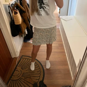 Blommig kjol från pull&bear - Blommig kjol från pull&bear i storlek S. Kan både användas som kjol och topp. Säljs för 69kr. Vid funderingar eller prisförslag är det bara att höra av er!💕