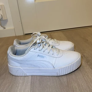 Puma skor - Vita snygga puma sneakers som passar till allt. Nästan oanvända så de är i väldigt bra skick. 