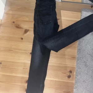 Nudie jeans  - Säljer nu mina nudie jeans pga de har blivit för små storleken är 28 32 kan gå ner i pris vid snabb affär kom privat för mer info🙌❤️