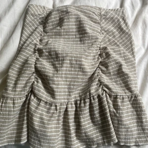 Kjol! - Super fin kjol från Gina! Kjolen sitter tajt vid rumpan, och blir sedan vidare längs med låren. Aldrig använd så helt i nyskick!