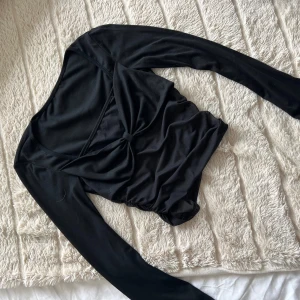 Fest topp med mesh  - Festligare topp med mech material runt midjan. Storlek s och är normal i storleken. 