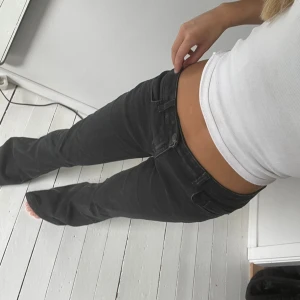 Lågmidjade jeans - Lågmidjade svarta jeans som tyvärr är lite för stora för mig som 160cm🩷