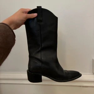 Boots svarta läder  - Boots från Whyred i läder. Storlek 37! 
