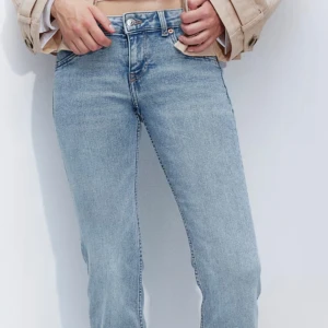 Low bootcut jeans - Säljer mina lågmidjade bootcut jeans, då de aldrig används. Är 170 och de är väldigt bra i längden (långa). Det är alltid slut på hemsidan! Hör av er för fler bilder eller om priset(: