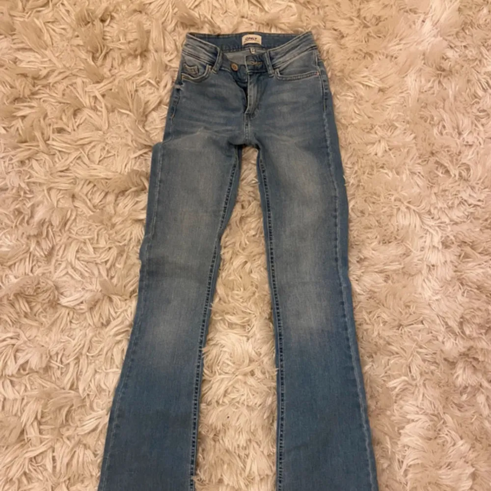 Bootcut jeans från Only, storlek XS/34 och passar mig som är 170cm i längden💞💞 dom är midwaisted och sitter under naveln. Jeans & Byxor.