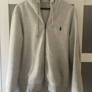 Polo zip hoodie - Säljer denna polo zip hoodien i storlek S. Skick 8/10. Priset är är inte hugget i sten. Hör av dig om du har några funderingar.